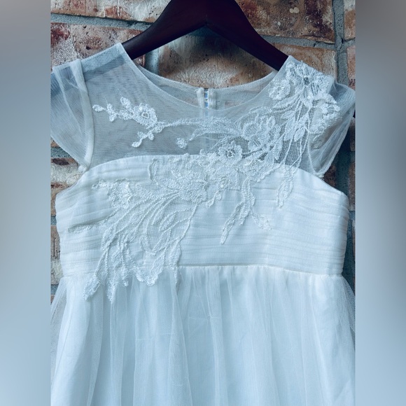 David’s Bridal Little Girls Soft White Lace / Crochet Flower Dress / Size 7 - Picture 5 of 13